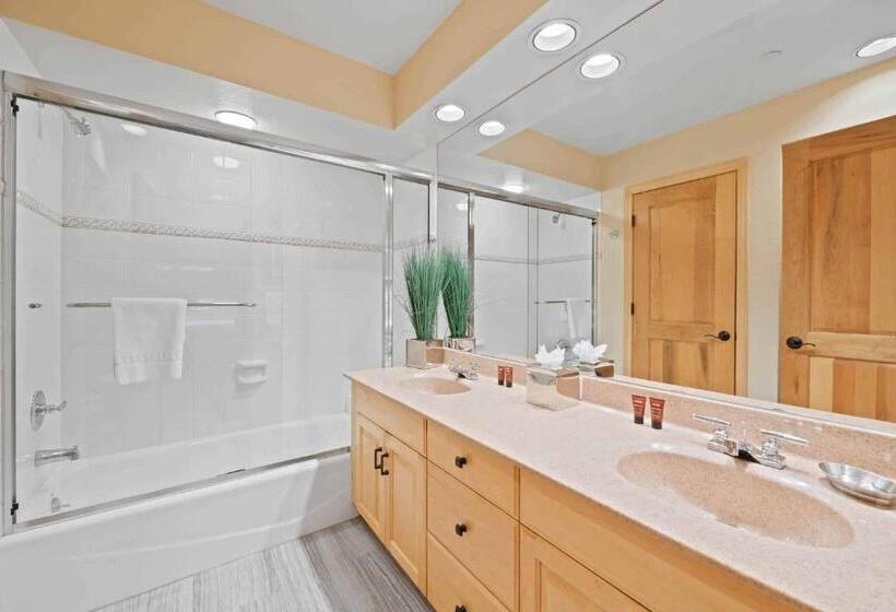 Апартаменты Deluxe 1 Спальня, St James Place By East West Hospitality