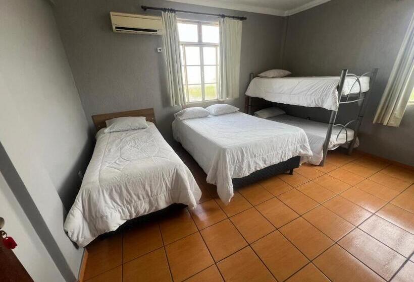 غرفة قياسية رباعية, Premium Center