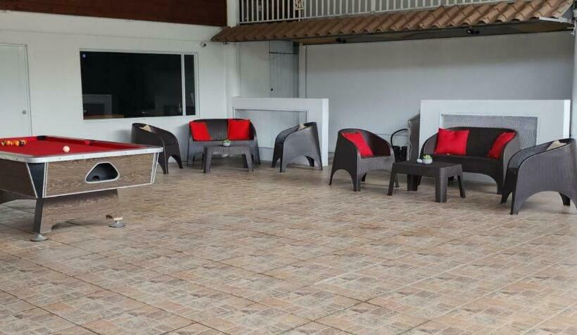 استودیوی استاندارد, Pit Stop Hostel