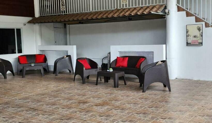 استودیوی استاندارد, Pit Stop Hostel