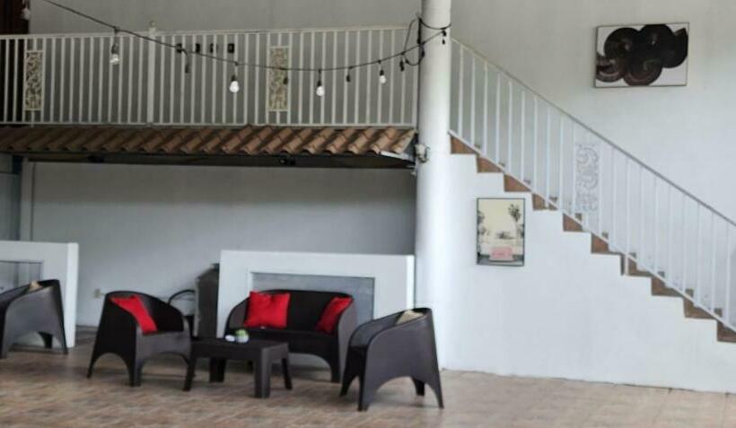 استودیوی استاندارد, Pit Stop Hostel