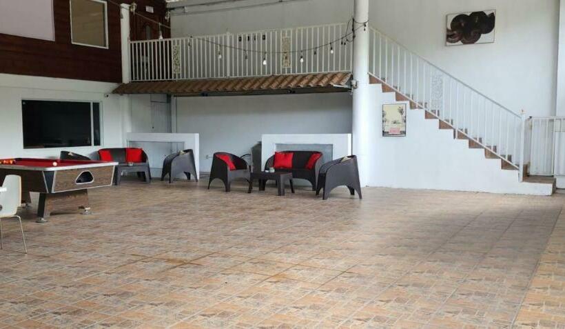 استودیوی استاندارد, Pit Stop Hostel