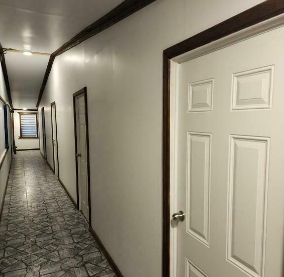 استودیوی استاندارد, Pit Stop Hostel