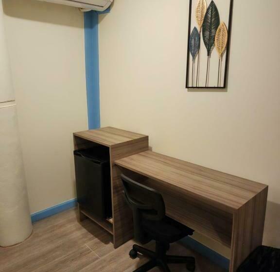 استودیوی استاندارد, Pit Stop Hostel