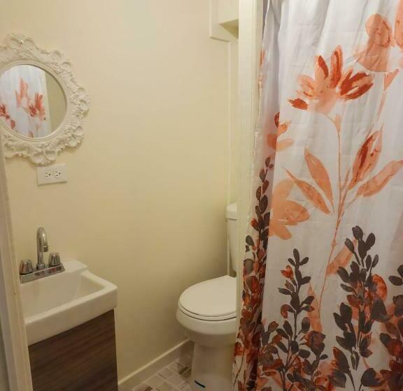 استودیوی استاندارد, Pit Stop Hostel