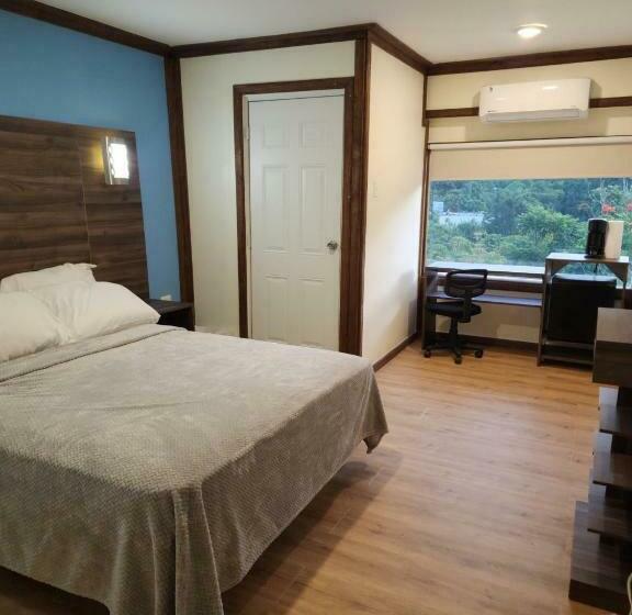 استودیوی استاندارد, Pit Stop Hostel