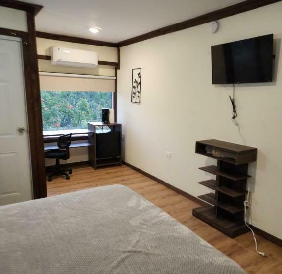 استودیوی استاندارد, Pit Stop Hostel