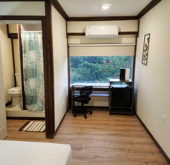 استودیوی استاندارد, Pit Stop Hostel