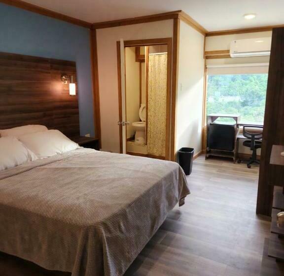 استودیوی استاندارد, Pit Stop Hostel