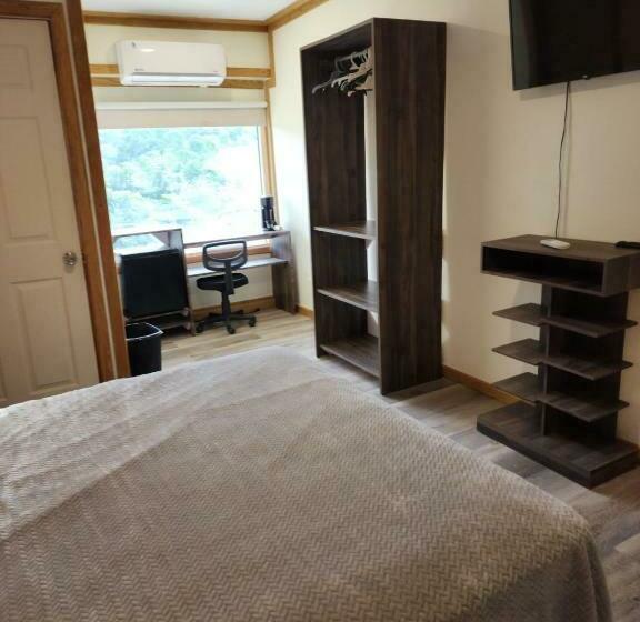 استودیوی استاندارد, Pit Stop Hostel