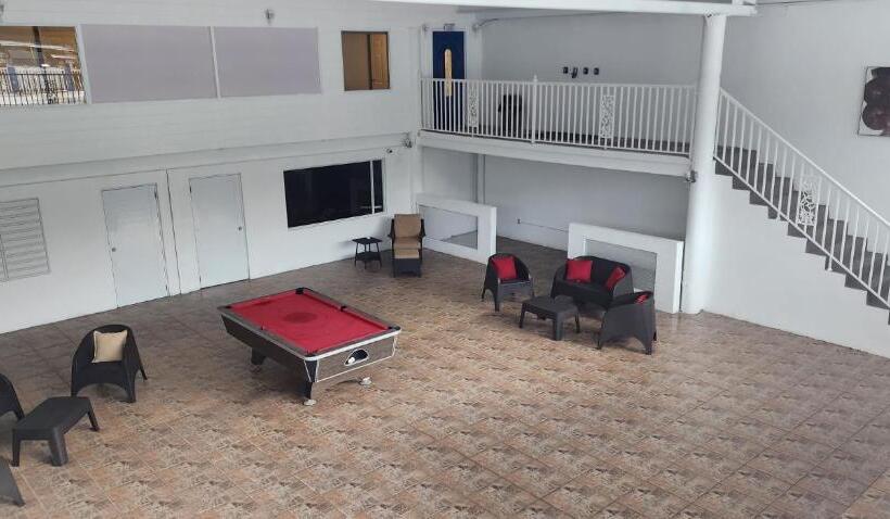 استودیوی استاندارد, Pit Stop Hostel