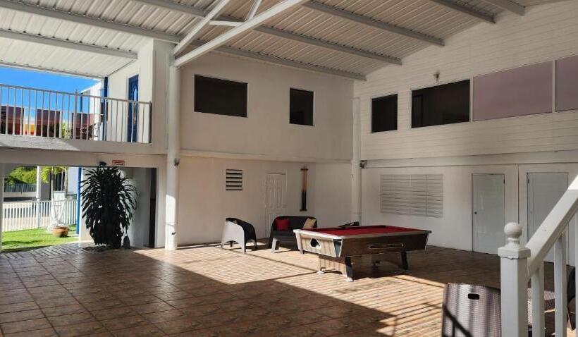 استودیوی استاندارد, Pit Stop Hostel