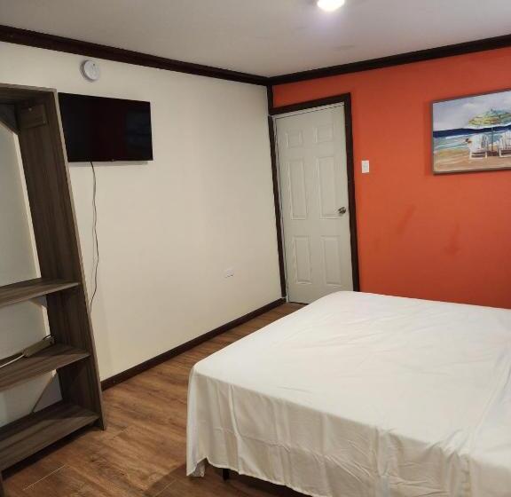 استودیوی استاندارد, Pit Stop Hostel