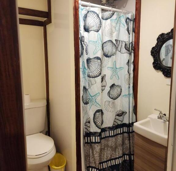 استودیوی استاندارد, Pit Stop Hostel