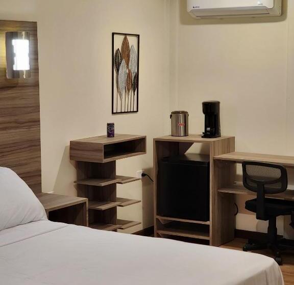 استودیوی استاندارد, Pit Stop Hostel