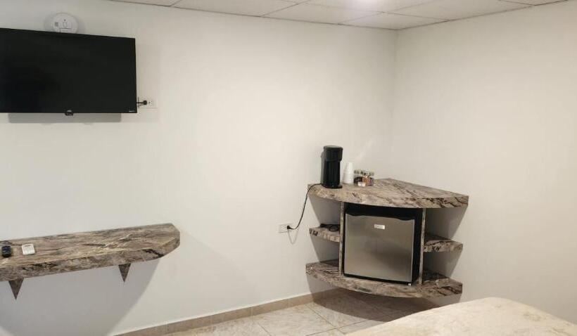 استودیوی استاندارد, Pit Stop Hostel
