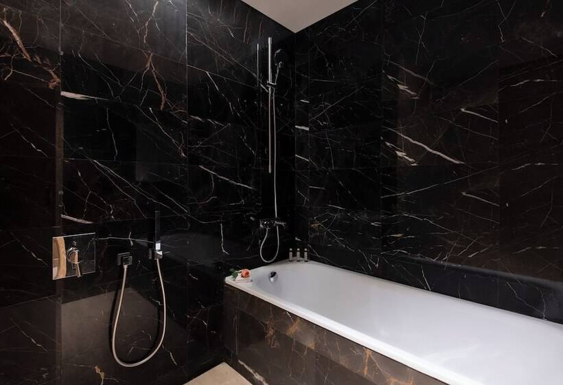 سوئیت کلاب, The Bentley Luxury Hotel & Suites