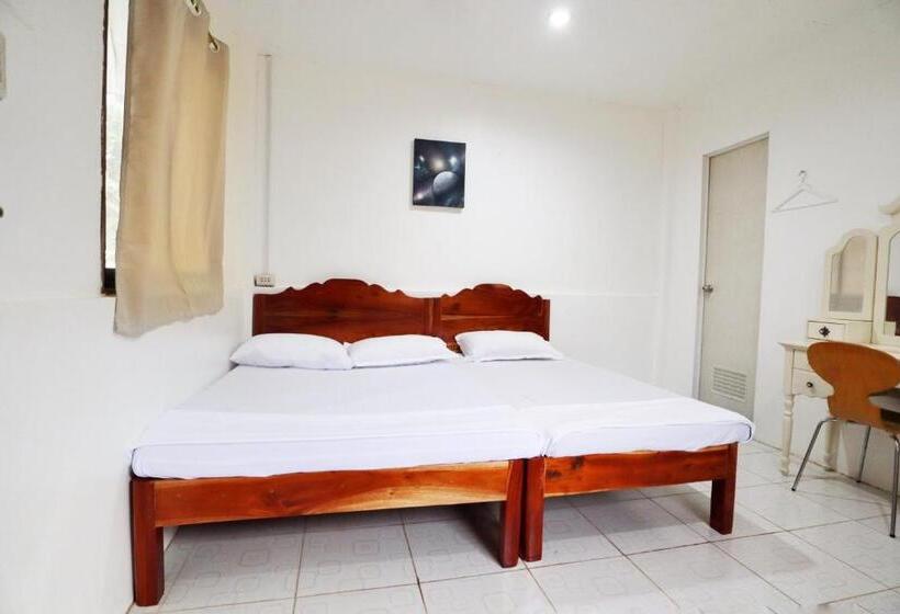 اتاق استاندارد سه تخته با بالکن, Ocean Breeze Hostel By Daily Sweet