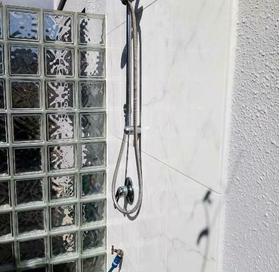 חדר דלוקס, Two Rooms With One Queen Size Bed In Each Room One Bathroom For The Two Rooms