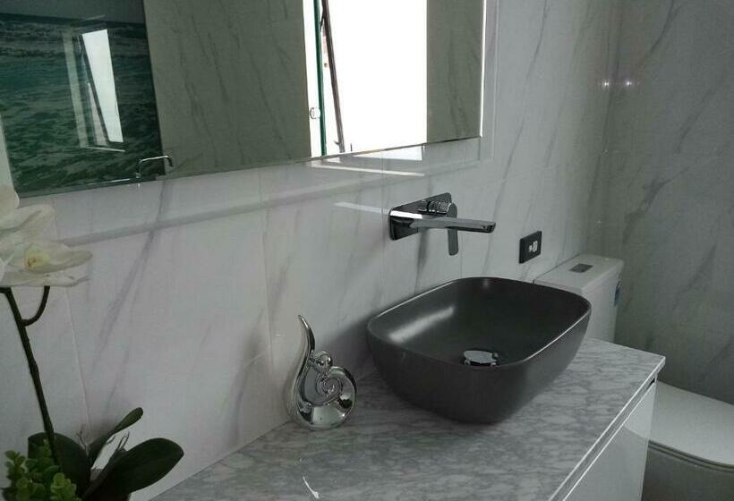 Номер Deluxe, Two Rooms With One Queen Size Bed In Each Room One Bathroom For The Two Rooms