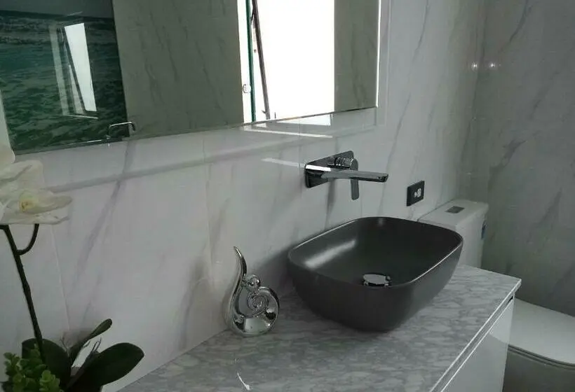 اتاق لوکس, Two Rooms With One Queen Size Bed In Each Room One Bathroom For The Two Rooms