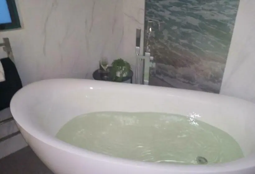 اتاق لوکس, Two Rooms With One Queen Size Bed In Each Room One Bathroom For The Two Rooms