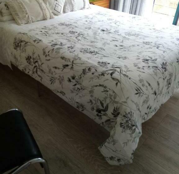 豪华房间, Two Rooms With One Queen Size Bed In Each Room One Bathroom For The Two Rooms