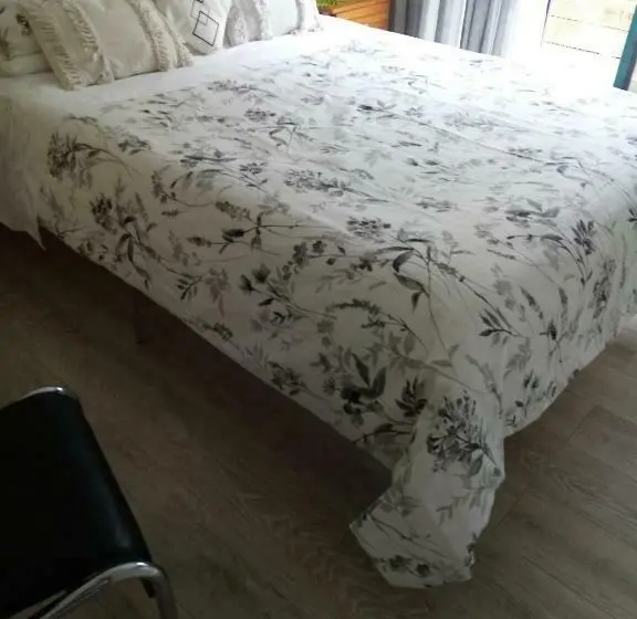 اتاق لوکس, Two Rooms With One Queen Size Bed In Each Room One Bathroom For The Two Rooms