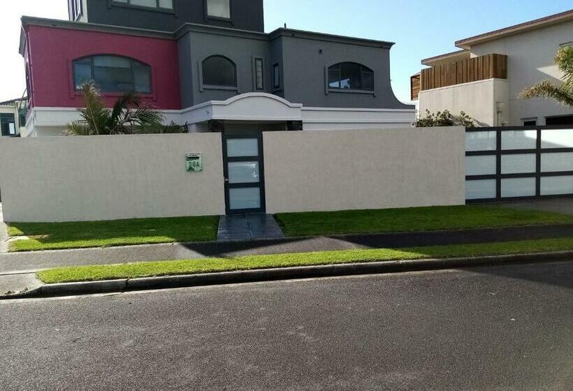 豪华房间, Two Rooms With One Queen Size Bed In Each Room One Bathroom For The Two Rooms