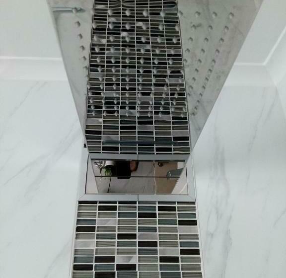 豪华房间, Two Rooms With One Queen Size Bed In Each Room One Bathroom For The Two Rooms