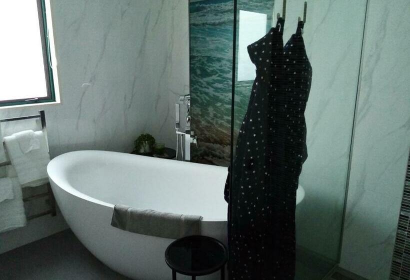 חדר דלוקס, Two Rooms With One Queen Size Bed In Each Room One Bathroom For The Two Rooms