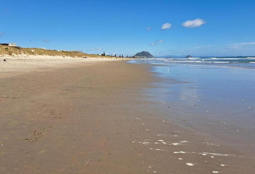 豪华房间, Two Rooms With One Queen Size Bed In Each Room One Bathroom For The Two Rooms