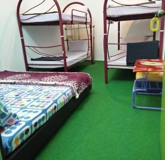 اتاق خانوادگی با سرویس بهداشتی مشترک, Karim Guest House