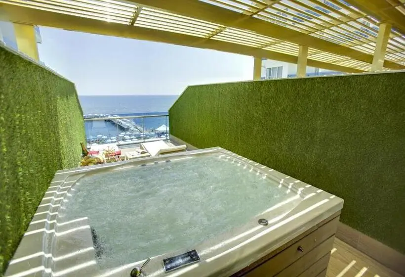 اتاق استاندارد با تراس و چشم‌انداز دریا, Azura Deluxe Resort & Spa - Ultra All Inclusive