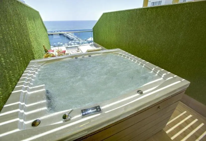 اتاق استاندارد با تراس و چشم‌انداز دریا, Azura Deluxe Resort & Spa - Ultra All Inclusive