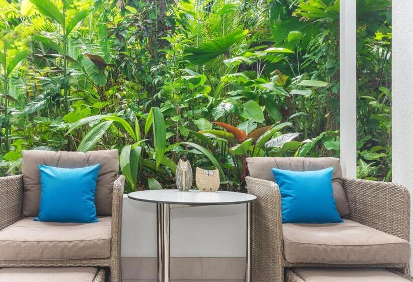 Студио Стандарт Вид на Сад, By The Sea Port Douglas