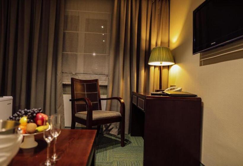 수피리어 룸, Dastan Aktobe