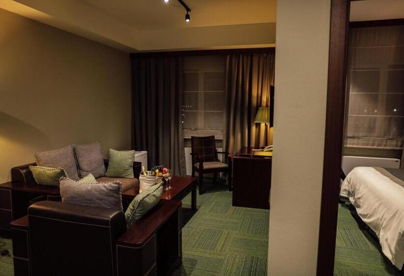 수피리어 룸, Dastan Aktobe