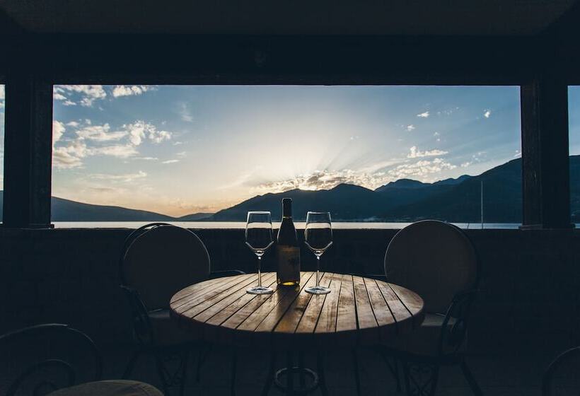 اتاق لوکس با چشمانداز دریا, Carrubba