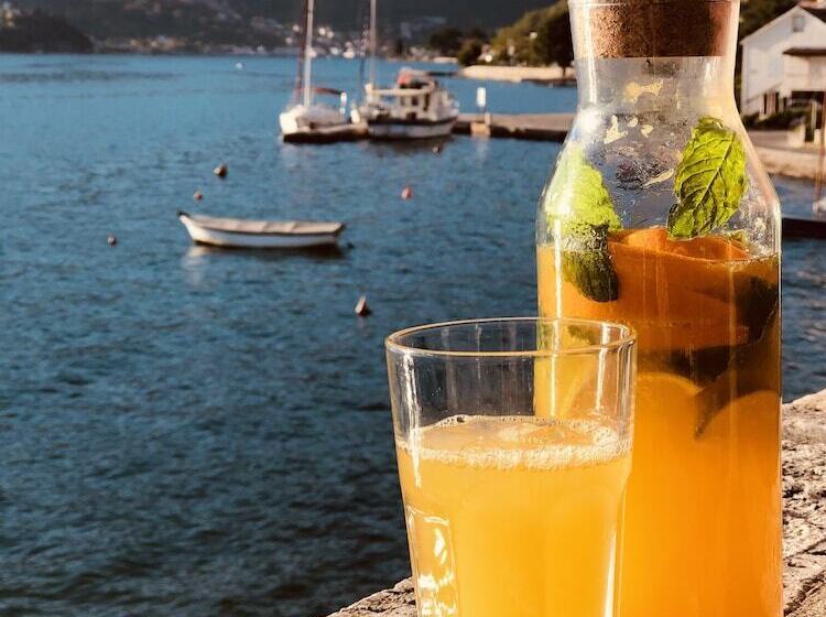 اتاق لوکس با چشمانداز دریا, Carrubba