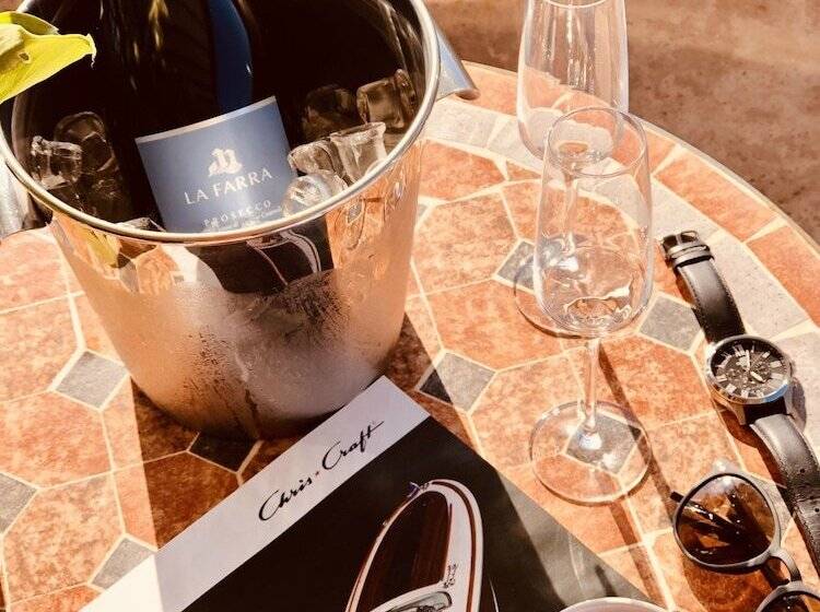 اتاق لوکس با چشمانداز دریا, Carrubba