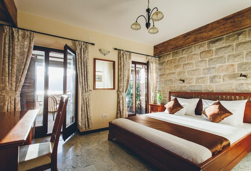 اتاق لوکس با چشمانداز دریا, Carrubba