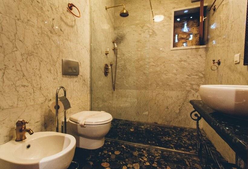 سوییت با چشمانداز دریا, Carrubba