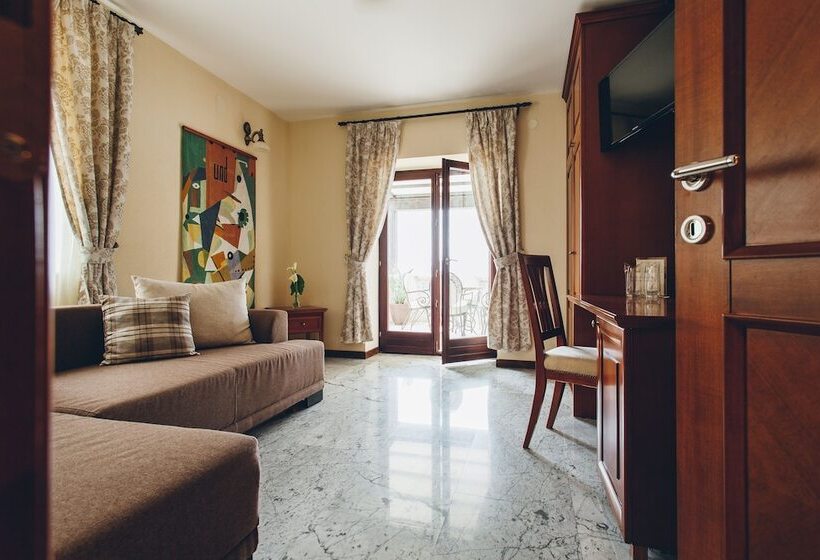 سوییت با چشمانداز دریا, Carrubba