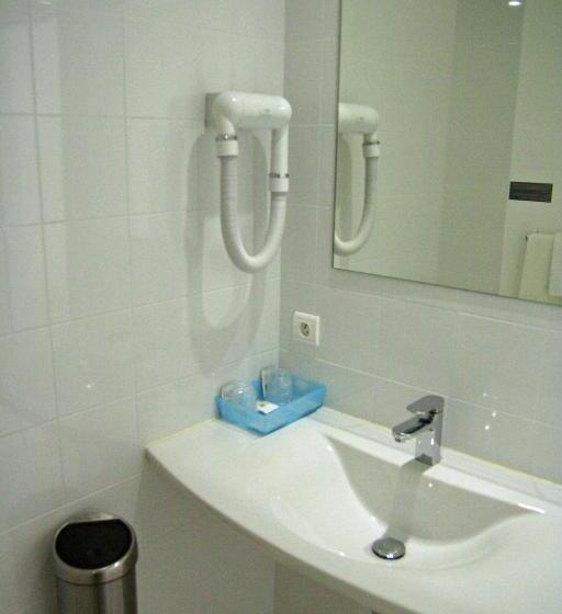 חדר משפחתי, La Marine, Vieux Port