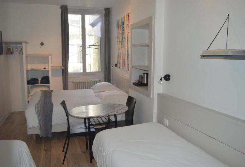 חדר משפחתי, La Marine, Vieux Port