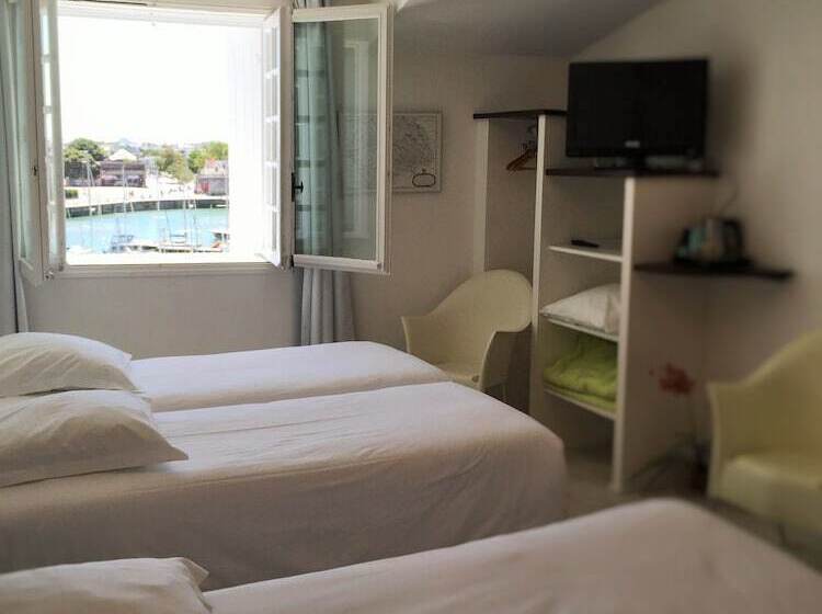 חדר משפחתי, La Marine, Vieux Port