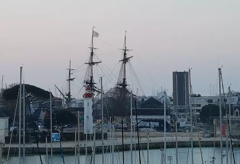سوییت جونیور با چشم‌انداز دریا, La Marine, Vieux Port