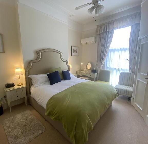 اتاق لوکس, Kingston House