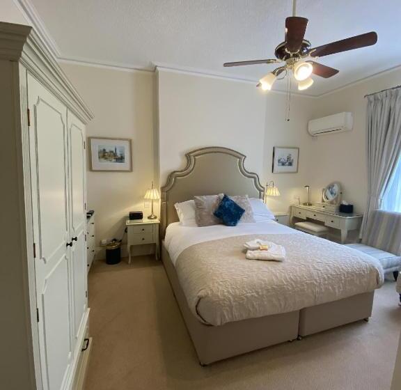 اتاق سوپریور, Kingston House